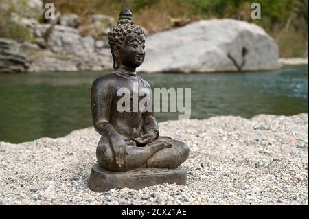 Der Buddha sitzt im Sand. Gelassenheit der Palce Stockfoto