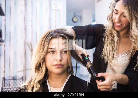 Friseur Haar Frau Client im Friseursalon Beauty Eisstockschießen Stockfoto