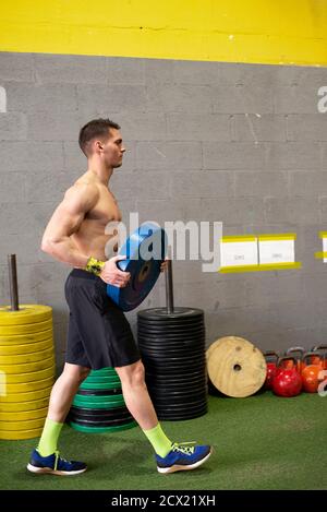 Athlet fit Mann hält Gewichte der Langhantel während der Vorbereitung Fitness-Studio Ausrüstung für das Training Stockfoto