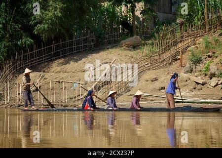 Reisen auf dem Fluss Nang und Ba, See. Vietnam Stockfoto