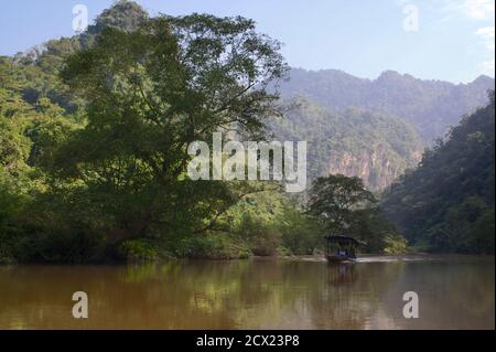 Reisen auf dem Fluss Nang und Ba, See. Vietnam Stockfoto