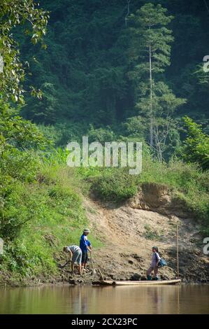 Reisen auf dem Fluss Nang und Ba, See. Vietnam Stockfoto