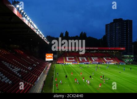 Ein allgemeiner Blick auf Charlton Athletic Spieler Aufwärmen vor leeren Ständen vor dem EFL Trophy Spiel im Valley, London. Stockfoto