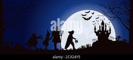 Halloween Sillhoute Kinder Trick oder behandeln Vollmond blaue Farbe, Halloween Blauer Mond im Jahr 2020 Stockfoto