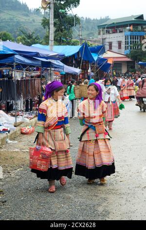 Flower Hmong Frauen reden auf der Straße, Bac Ha, Provinz Lao Cai, Vietnam Stockfoto