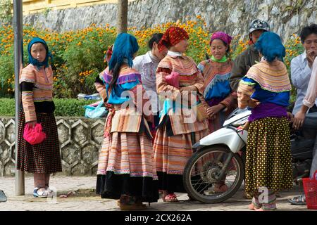 Flower Hmong Frauen reden auf der Straße, Bac Ha, Provinz Lao Cai, Vietnam Stockfoto