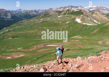 Rückansicht der Frau, die während der Sommerferien auf den Berg wandert Stockfoto