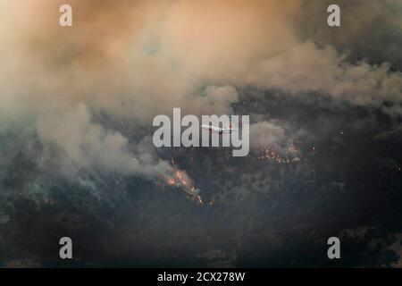 Flugzeuge fliegen über Waldbrände Stockfoto