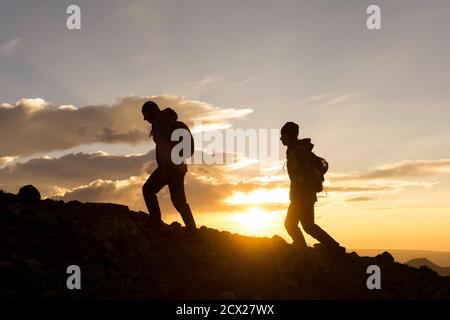 Silhouette weibliche Wanderer auf Berg gegen Himmel während Sonnenaufgang Stockfoto