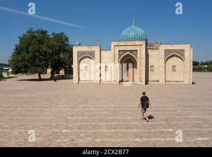 Der älteste Koran der Welt, der Osmanische Koran, ist in diesem Gebäude untergebracht. Khast Imam-Platz, Taschkent, Usbekistan Stockfoto