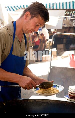 Verkauf von gebratener Reis genannt Plov Urgut Markt, Samarkand, Usbekistan Stockfoto