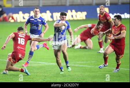 Leeds Rhinos' Liam Tindall (Mitte) macht beim Betfred Super League-Spiel im Emerald Headingley Stadium in Leeds eine Pause am Tom Davies von Catalans Dragons (links). Stockfoto