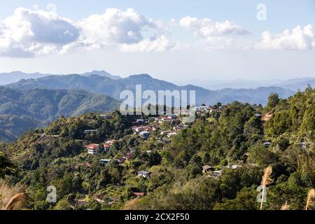 Abgelegene Ansicht von Kiau Taburi, einem Dorf im Kota Belud Bezirk von Sabah, Malaysia an den Hängen des Mount Kinabalu. Stockfoto