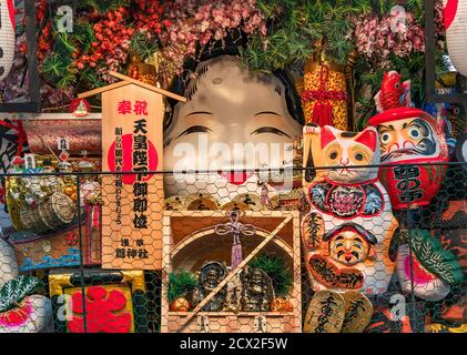 asakusa, japan - november 08 2019: Nahaufnahme eines riesigen Engi Kumade oder Verheißungsvollen Rake mit mehreren japanischen Folklore-Gottheiten zu feiern Stockfoto