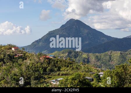 Gunung Nungkok, auch bekannt als Anak Kinabalu (Kind von Kinabalu) ist ein Berg mit einer auffälligen Pyramidenform in der Nähe des Mount Kinabalu in Sabah, Malays Stockfoto