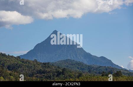 Gunung Nungkok, auch bekannt als Anak Kinabalu (Kind von Kinabalu) ist ein Berg mit einer auffälligen Pyramidenform in der Nähe des Mount Kinabalu in Sabah, Malays Stockfoto