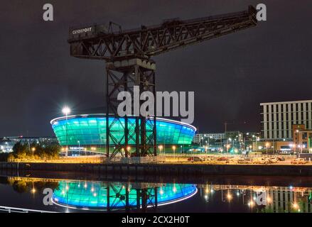 Die zeitgenössische moderne Architektur in Glasgow spiegelt sich im Fluss wider Clyde in einer klaren ruhigen Nacht Stockfoto