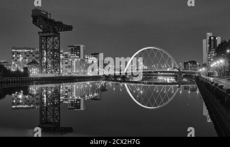 Die zeitgenössische moderne Architektur in Glasgow spiegelt sich im Fluss wider Clyde in einer klaren ruhigen Nacht Stockfoto