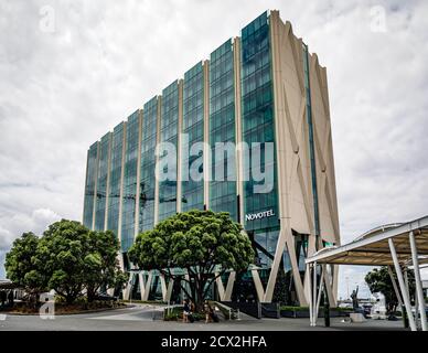 Auckland, Neuseeland: 12-stöckiges 'Novotel Auckland Airport', ein 4-Sterne-Hotel vor dem Terminal, entworfen von Warren und Mahoney Architects. Stockfoto