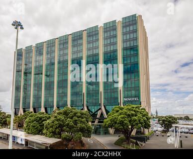 Auckland, Neuseeland: 12-stöckiges 'Novotel Auckland Airport', ein 4-Sterne-Hotel vor dem Terminal, entworfen von Warren und Mahoney Architects. Stockfoto