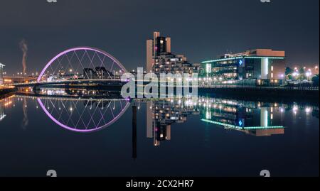 Die zeitgenössische moderne Architektur in Glasgow spiegelt sich im Fluss wider Clyde in einer klaren ruhigen Nacht Stockfoto