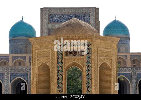 Kalon Moschee und türkisfarbene Kuppeln von mir-i-arab Madrassah, Buchara, Usbekistan Stockfoto