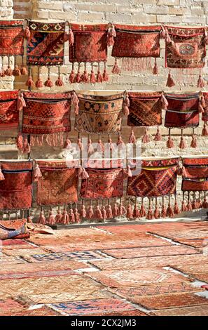 Auswahl von gewebten Teppichen und Satteltaschen zum Verkauf in Buchara, Usbekistan Stockfoto