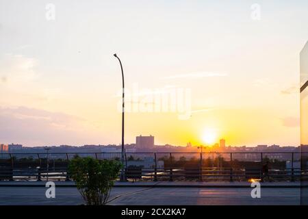 U-Bahn-Züge draußen in Midtown Manhattan Westseite und Blick auf New Jersey. Wunderschöner Sonnenuntergang Stockfoto