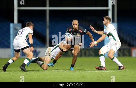 Olly Woodburn von Exeter Chiefs (Mitte rechts) wird vom Londoner Iren Ollie Hassell-Collins (Mitte links) während des Gallagher Premiership-Spiels in Sandy Park, Exeter, angegangen. Stockfoto