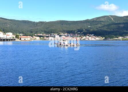 Muros, Spanien. Juni 18, 2020. Bucht mit galizischem Fischerboot in einem Hafen bei Rias Baixas in Galicien. Stockfoto