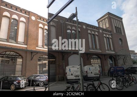 Berlin, Deutschland. September 2020. Der denkmalgeschützte Postbahnhof spiegelt sich in einer Glasfassade wider. Quelle: Paul Zinken/dpa-Zentralbild/ZB/dpa/Alamy Live News Stockfoto