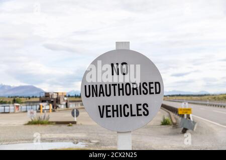 Schild "Keine unerlaubten Vehivecles" entlang der Twizel-Omarama-Road (Highway Nr. 8) in Omarama, Twizel, Neuseeland. Stockfoto