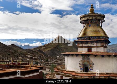 Kumbum Pelkor Chšde Kloster. Buddhistische Mönche markieren Shoton Festival, Gyantse Altstadt darüber hinaus, Tibet Stockfoto