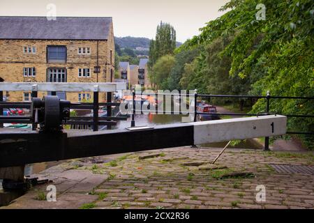 Schleuse eins auf dem Rochdale Canal bei Sowerby Bridge, West Yorkshire Stockfoto