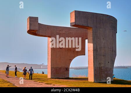 Gijon (Asturien), Spanien - Sonnenuntergang vom Cerro de Santa Catalina. Statue von Elogio del Horizonte des spanischen Bildhauers Chillida Stockfoto