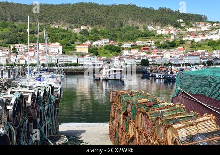 Muros, Spanien. Juni 18, 2020. Hafen- und Küstendorf mit Segelbooten und galizischen Fischerbooten an der berühmten Rias Baixas in Galicien. Stockfoto