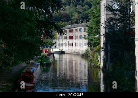 Haus mit bunten Fenstern auf der New Road hinter dem Rochdale Kanal. Schmalboote Reihen sich entlang des Treidelpfades an. Hebden Bridge. VEREINIGTES KÖNIGREICH. British House Stockfoto