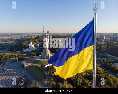 Luftdrohne Flyby Shot in Kiew - größte Nationalflagge der Ukraine. Luftaufnahme. Spivoche Pole, Kiew Stockfoto