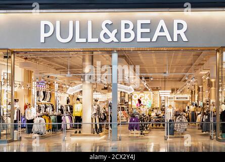 Sevilla, Spanien - 18. September 2020: Pull & Bear Bekleidungsgeschäft in Lagoh Sevilla Einkaufszentrum Stockfoto