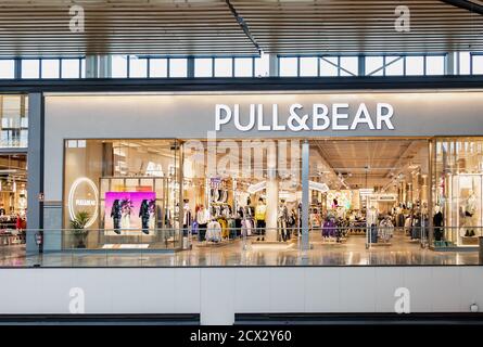 Sevilla, Spanien - 18. September 2020: Pull & Bear Bekleidungsgeschäft in Lagoh Sevilla Einkaufszentrum Stockfoto