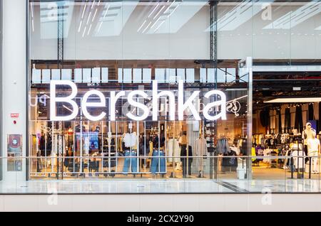 Sevilla, Spanien - 18. September 2020: Bershka Modegeschäft in Lagoh Sevilla Einkaufszentrum. Es ist ein Bekleidungsunternehmen und Teil der spanischen Stockfoto