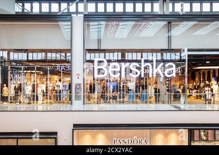 Sevilla, Spanien - 18. September 2020: Bershka Modegeschäft in Lagoh Sevilla Einkaufszentrum. Es ist ein Bekleidungsunternehmen und Teil der spanischen Stockfoto