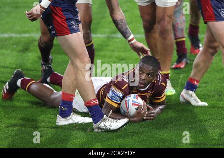Jermaine McGillvary von Huddersfield Giants punktet beim Betfred Super League-Spiel im John Smith's Stadium, Huddersfield, beim dritten Versuch seiner Seite. Stockfoto