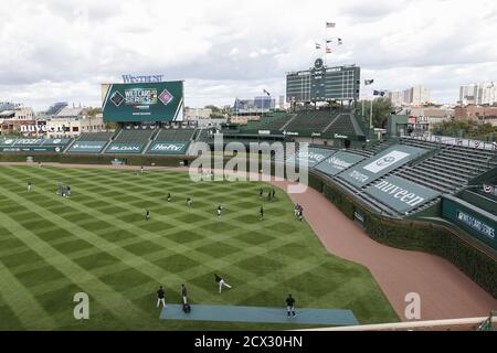 Chicago, Usa. September 2020. Miami Marlins Spieler wärmen sich vor dem NL Wild Card Game gegen die Chicago Cubs am Wrigley Field am Mittwoch, 30. September 2020 in Chicago auf. Foto von Kamil Krzaczynski/UPI Credit: UPI/Alamy Live News Stockfoto