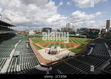 Chicago, Usa. September 2020. Miami Marlins Spieler wärmen sich vor dem NL Wild Card Game gegen die Chicago Cubs am Wrigley Field am Mittwoch, 30. September 2020 in Chicago auf. Foto von Kamil Krzaczynski/UPI Credit: UPI/Alamy Live News Stockfoto