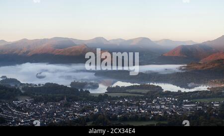 Panoramablick auf Keswick und Derwent Wasser aus der Nähe des Gipfels von Latrigg, Lake District, Großbritannien Stockfoto