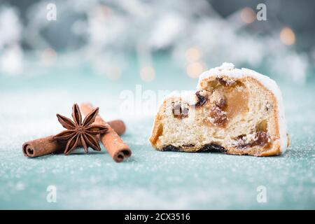 Christstollen, traditioneller weihnachtskuchen mit Nüssen, Rauten, Marzipan auf blauem Hintergrund, leerer Platz für Text Stockfoto