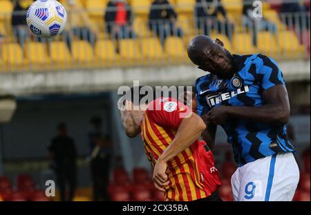 Benevento, Italien. September 2020. Inter Mailands belgischer Stürmer Romelu Lukaku führt den Ball während des Serie A Fußballspiels Benevento Calcio gegen FC Internazionale Milano an. Inter gewann 5:2. Kredit: Unabhängige Fotoagentur/Alamy Live Nachrichten Stockfoto