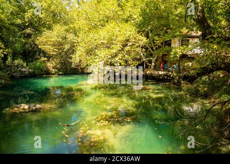 Öffentlicher Park des Kursunlu Wasserfalls in der Nähe von Antalya Stadt in der Türkei, Natur Reise Hintergrund, Herbstzeit Stockfoto