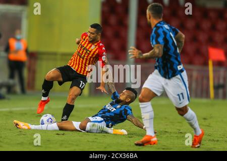 Benevento, Italien. September 2020. Benevento italienischen Stürmer Gianluca Caprari kämpft für den Ball mit Inter chilenischen Mittelspieler Arturo Vidal während der Serie A Fußballspiel Benevento vs Inter. Inter gewann 5-2 Kredit: Unabhängige Fotoagentur/Alamy Live News Stockfoto